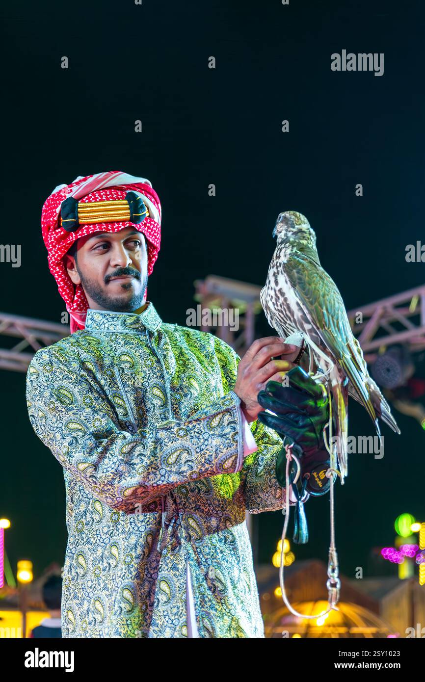Arabian Man Holding a Falcon nel giorno della Fondazione saudita: Uno sguardo alle tradizioni del Golfo. 22 febbraio 2025. Dammam, Arabia Saudita. Foto Stock