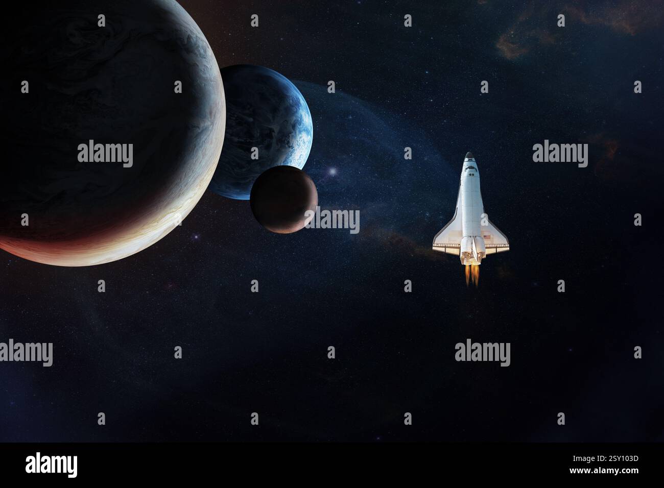 Space Shuttle nello spazio con pianeti alieni. Elementi di questa immagine forniti dalla NASA. Foto Stock