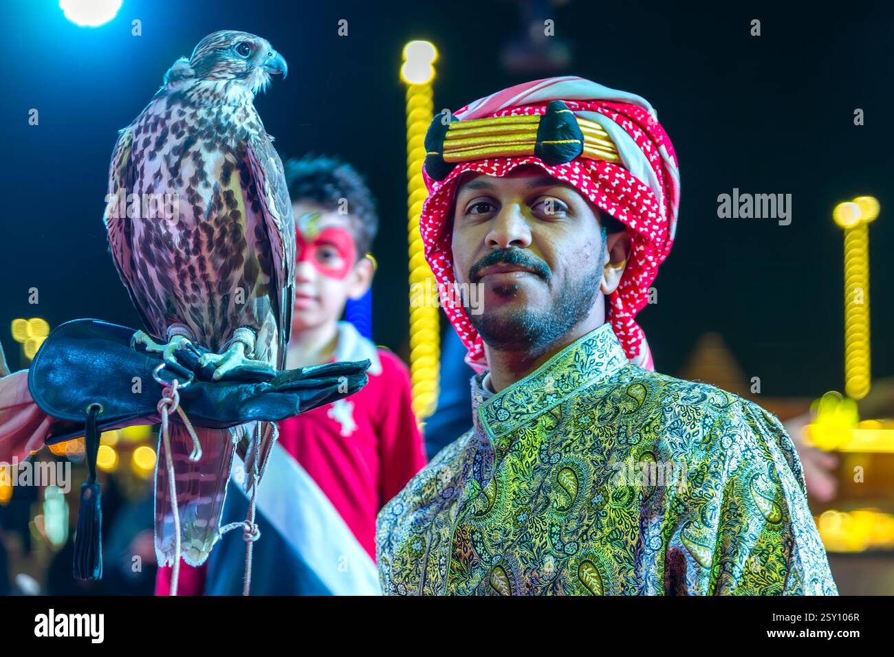 Arabian Man Holding a Falcon nel giorno della Fondazione saudita: Uno sguardo alle tradizioni del Golfo. 22 febbraio 2025. Dammam, Arabia Saudita. Foto Stock