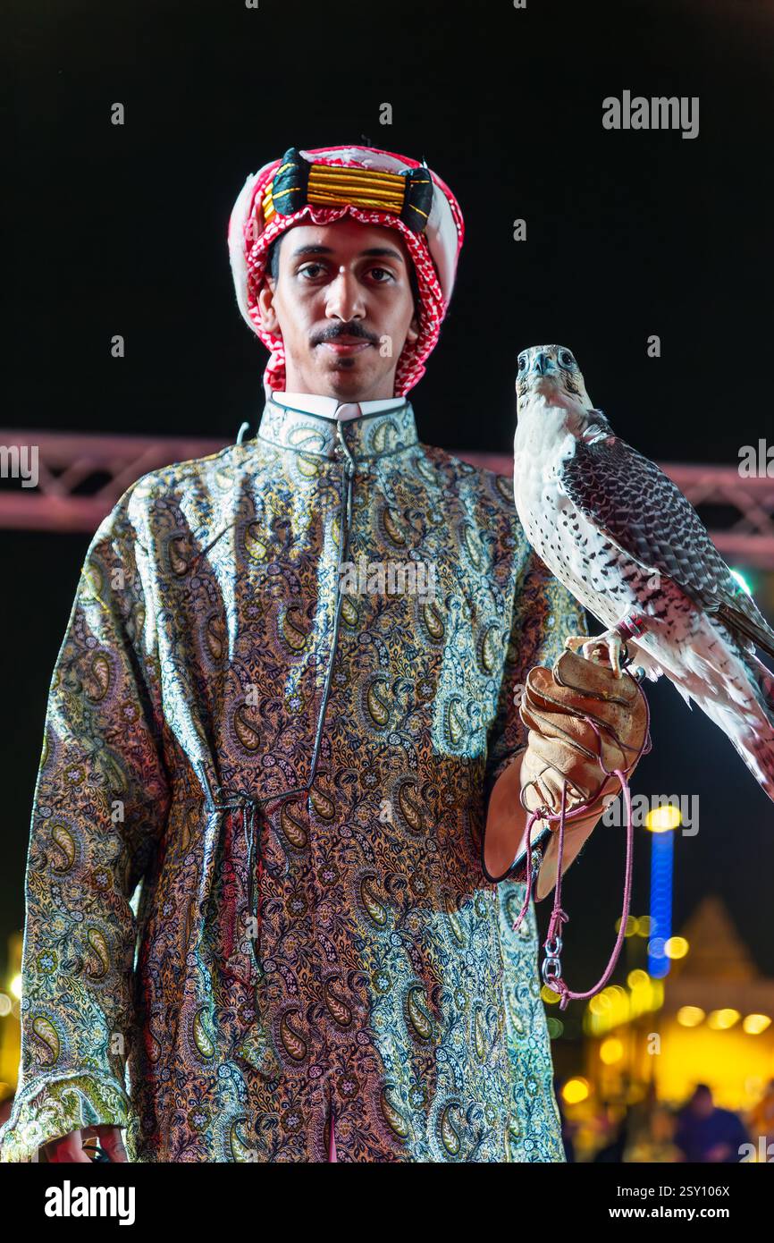 Arabian Man Holding a Falcon nel giorno della Fondazione saudita: Uno sguardo alle tradizioni del Golfo. 22 febbraio 2025. Dammam, Arabia Saudita. Foto Stock