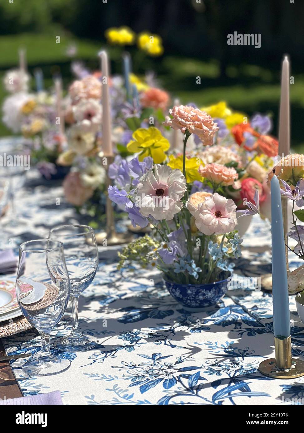 Elegante tavolo da esterno con elementi centrali floreali - Immagine stock catturata con smartphone