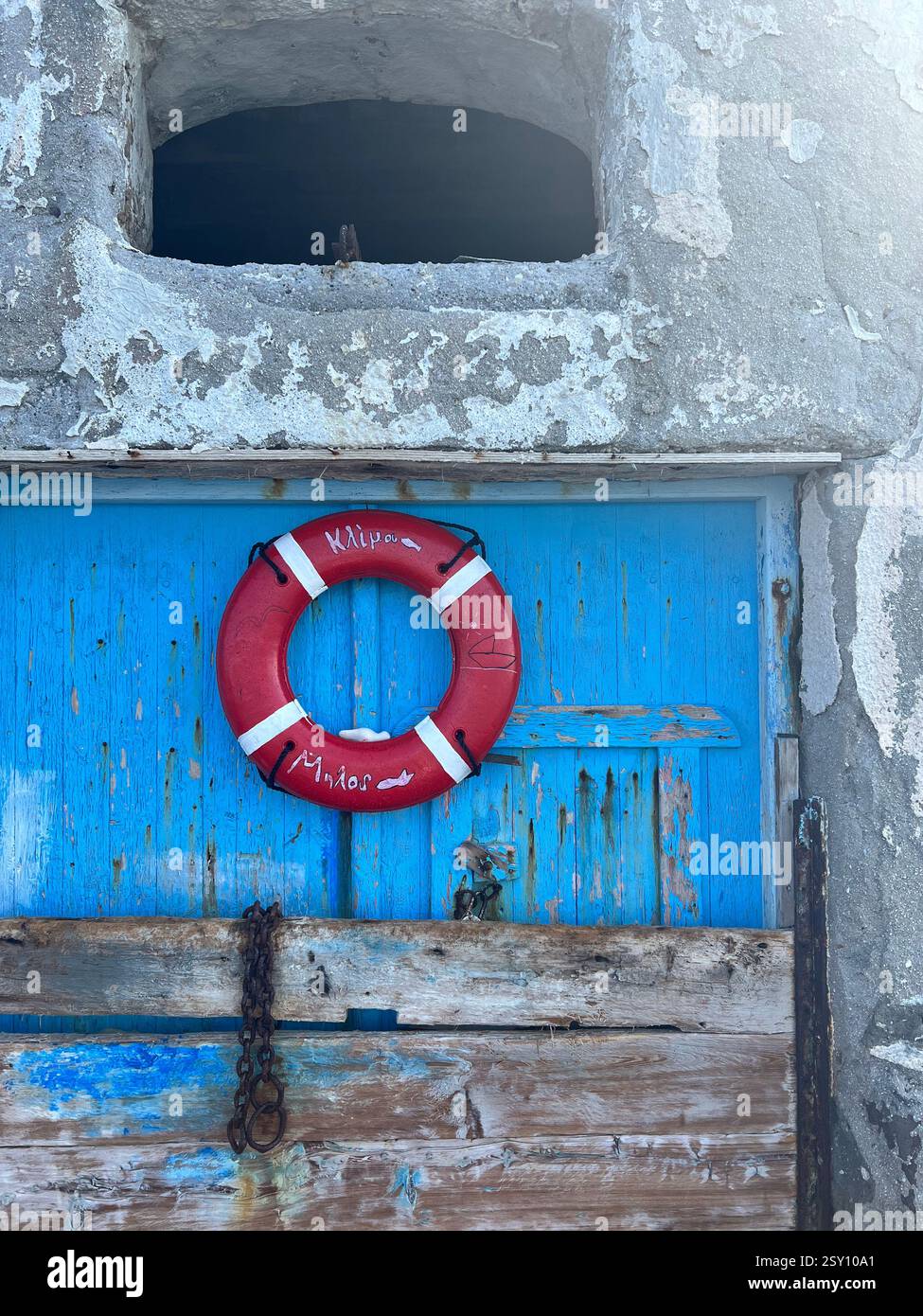 Porta Blu rustica con Lifebuoy a Milos, Grecia - Immagine stock catturata con smartphone