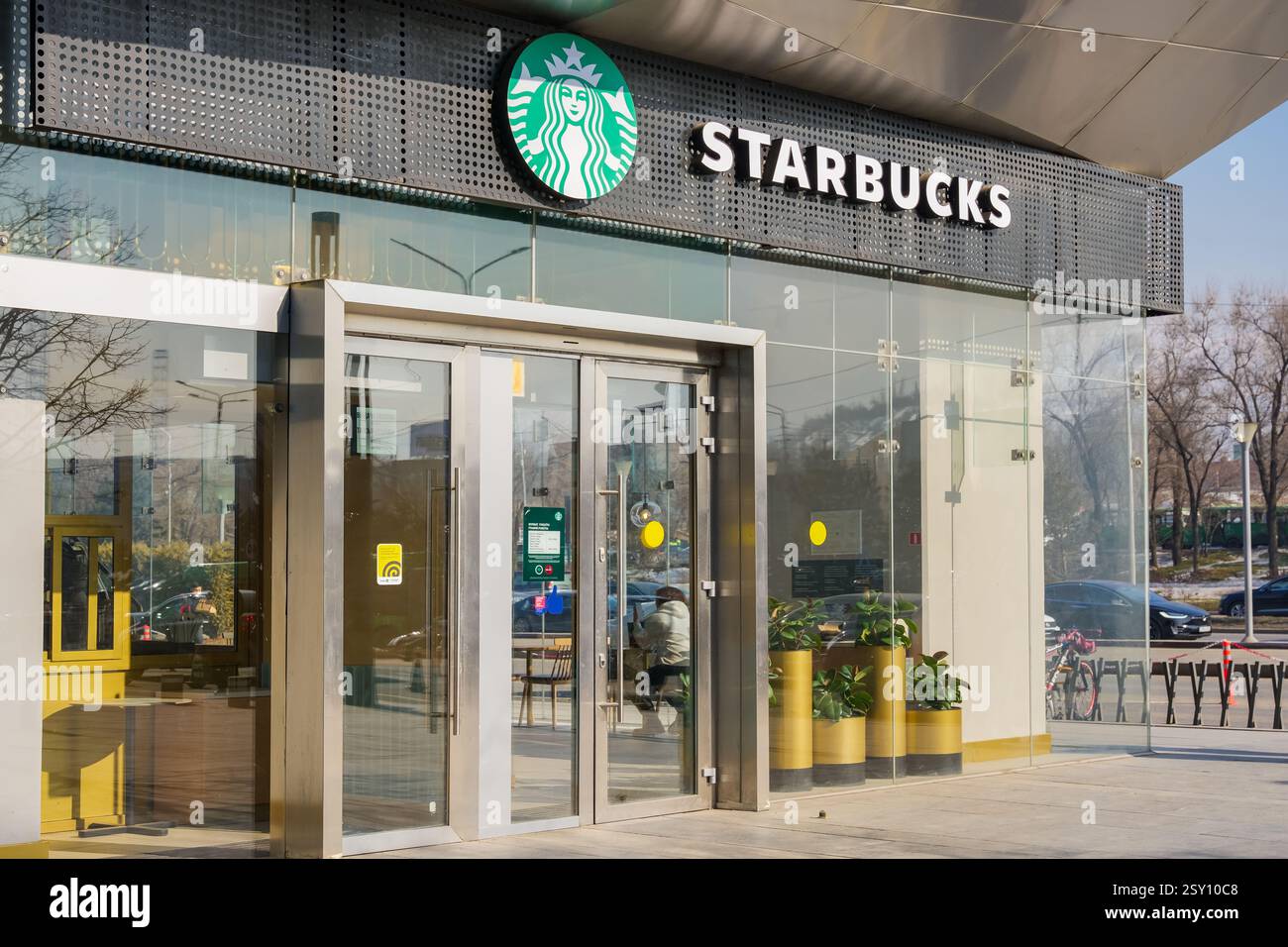 Almaty, Kazakistan - 21 febbraio 2025: Caffetteria Starbucks all'esterno. Marchio mondiale Foto Stock