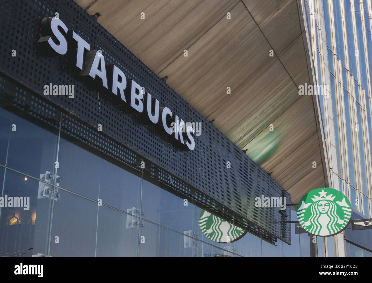 Almaty, Kazakistan - 21 febbraio 2025: Logo Starbucks Coffee Shop sulla facciata. Marchio mondiale Foto Stock