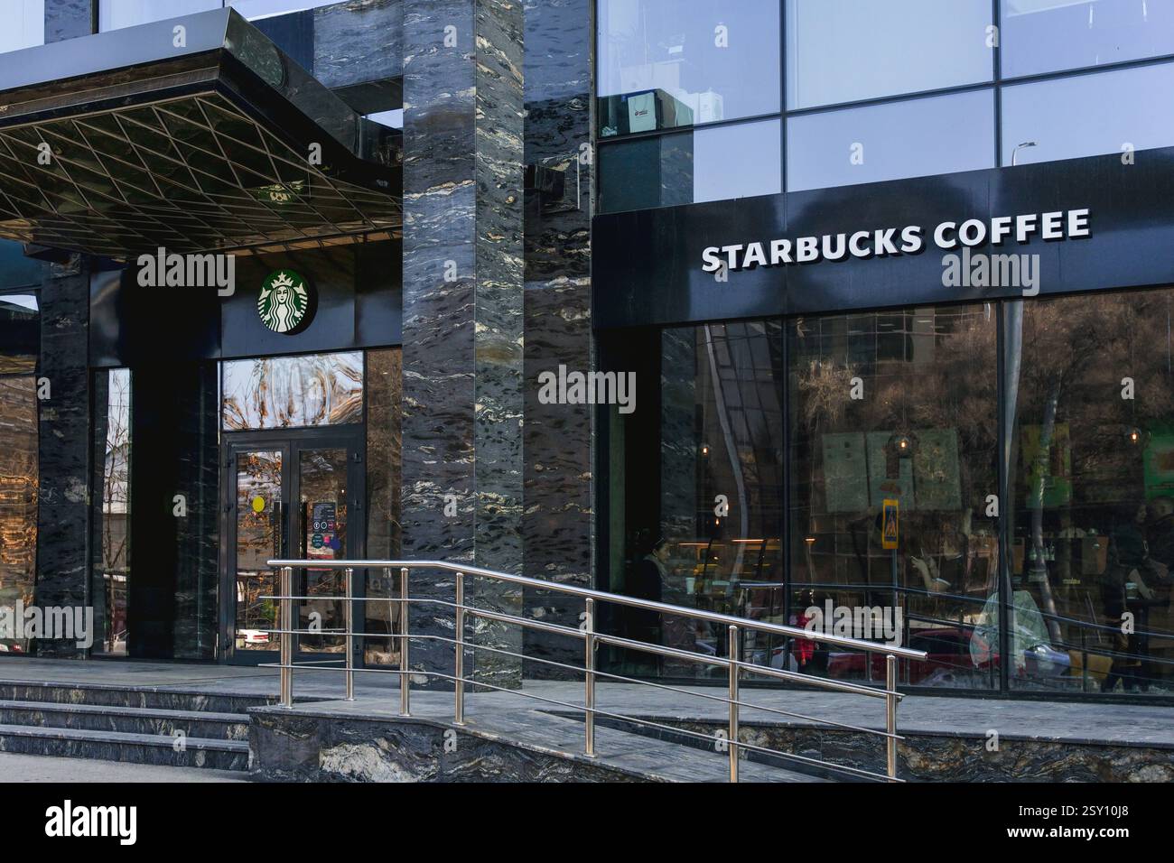 Almaty, Kazakistan - 21 febbraio 2025: Ingresso alla caffetteria Starbucks. Marchio mondiale Foto Stock
