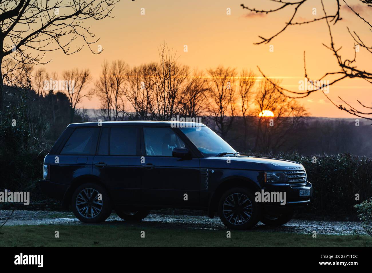 Range Rover sullo sfondo di Setting Sun Foto Stock