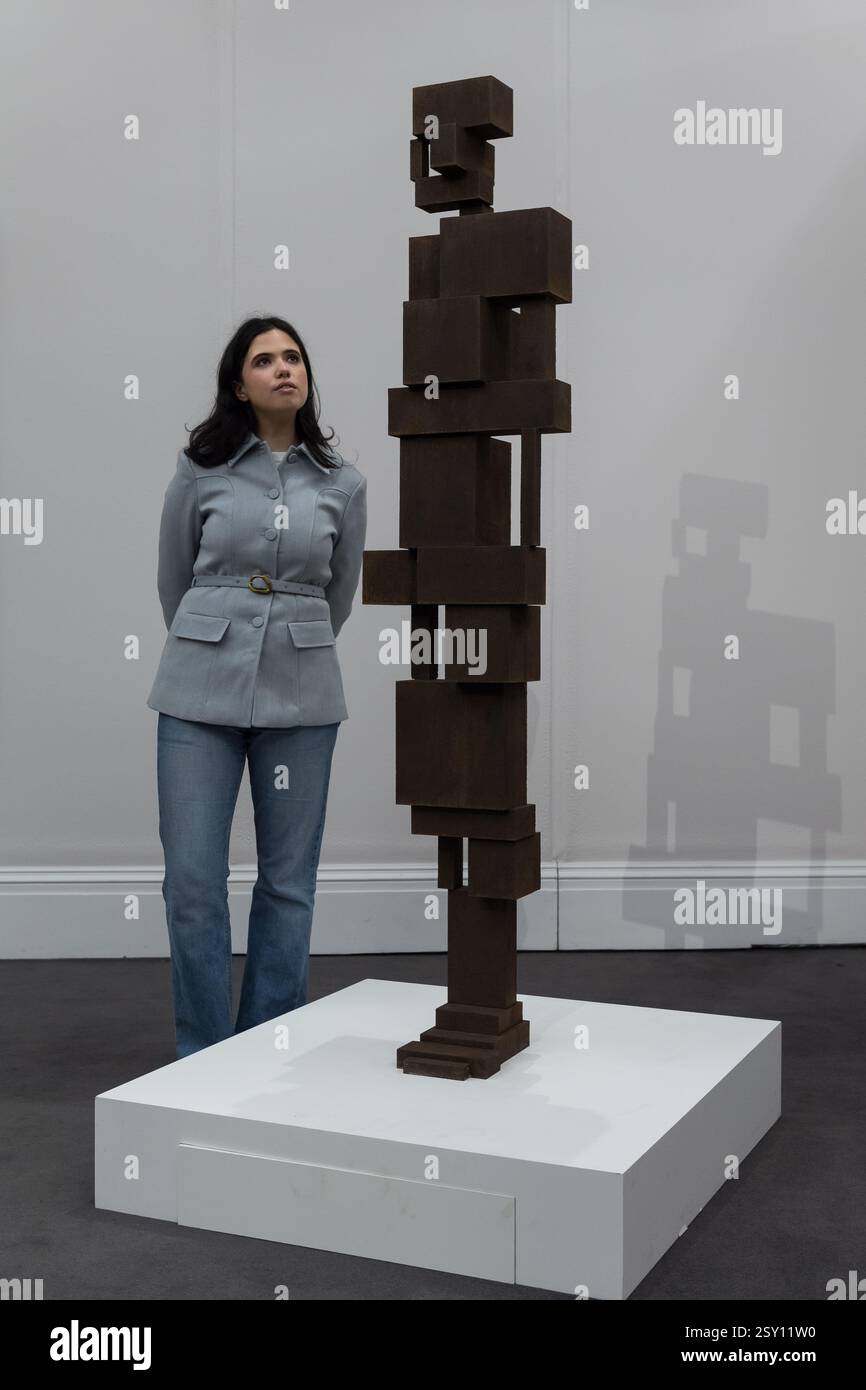 Londra, Regno Unito. 26 febbraio 2025. LONDRA, REGNO UNITO - 26 FEBBRAIO 2025: Un membro dello staff guarda una scultura di Antony Gormley "State VIII", stima: £ 400.000 - 600.000 durante una chiamata fotografica alla casa d'aste di Sotheby che mostra i punti salienti delle vendite di arte moderna e contemporanea a Londra, Regno Unito, il 26 febbraio 2025. (Foto di Wiktor Szymanowicz/NurPhoto) credito: NurPhoto SRL/Alamy Live News Foto Stock
