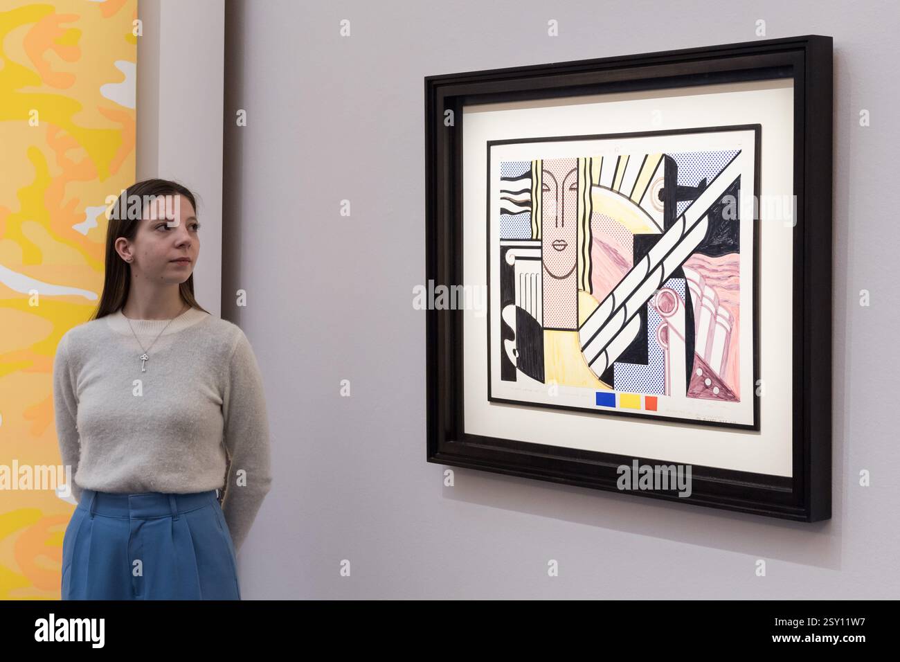 Londra, Regno Unito. 26 febbraio 2025. LONDRA, REGNO UNITO - 26 FEBBRAIO 2025: Un membro dello staff guarda un dipinto di Roy Lichtenstein "Modern Tapestry (Study)", stima: £ 300.000 - 400.000 durante una chiamata fotografica alla casa d'aste di Sotheby che mostra i punti salienti delle vendite di arte moderna e contemporanea a Londra, Regno Unito, il 26 febbraio 2025. (Foto di Wiktor Szymanowicz/NurPhoto) credito: NurPhoto SRL/Alamy Live News Foto Stock
