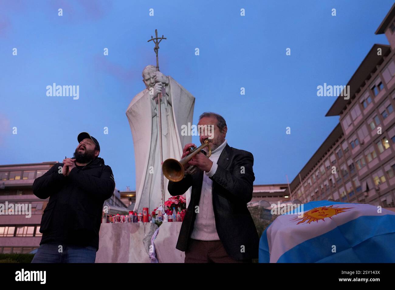 Trumpeter Felice Carella and singer Davide Capuano play the song Ave ...