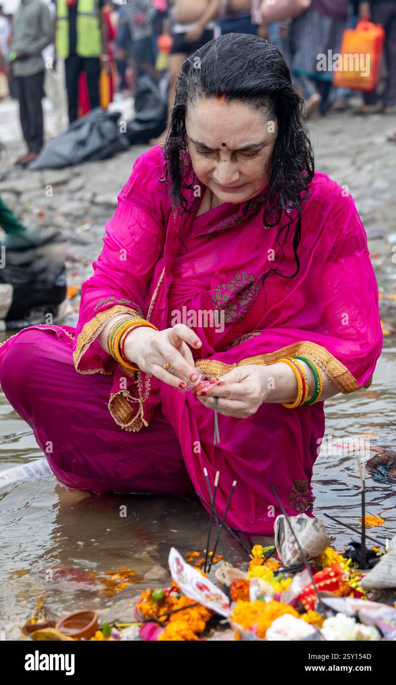 i devoti adorano sacro dopo il bagno sacro a triveni sangam a mahakumbh l'immagine è scattata a maha kumbh mela a prayagraj uttar pradesh india. Foto Stock