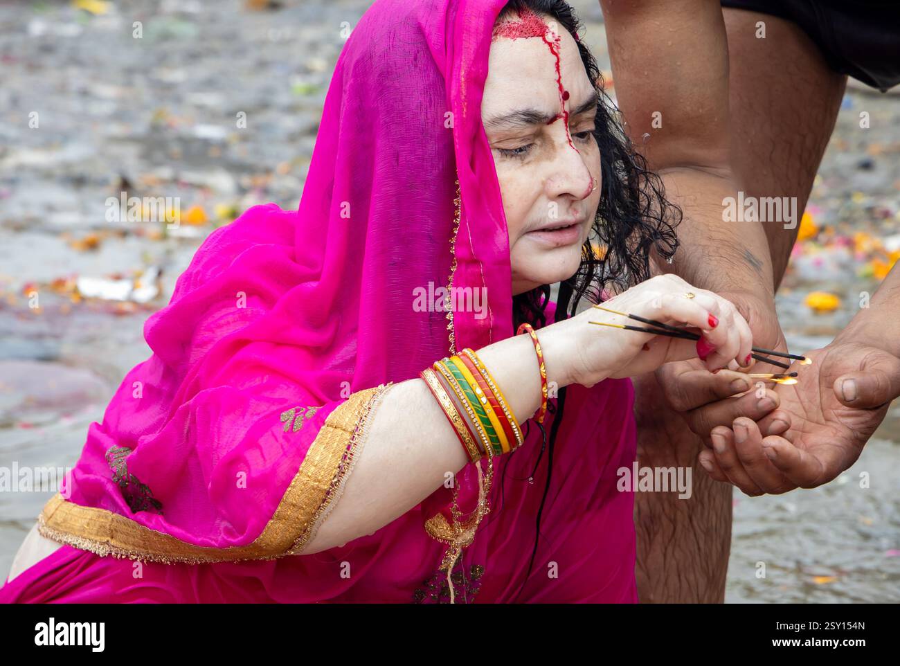 i devoti adorano sacro dopo il bagno sacro a triveni sangam a mahakumbh l'immagine è scattata a maha kumbh mela a prayagraj uttar pradesh india. Foto Stock