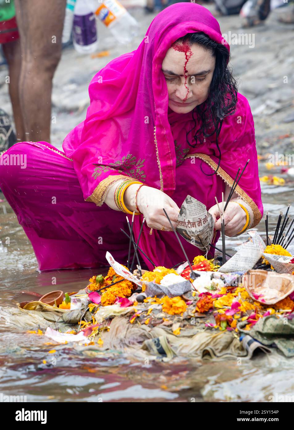 i devoti adorano sacro dopo il bagno sacro a triveni sangam a mahakumbh l'immagine è scattata a maha kumbh mela a prayagraj uttar pradesh india. Foto Stock