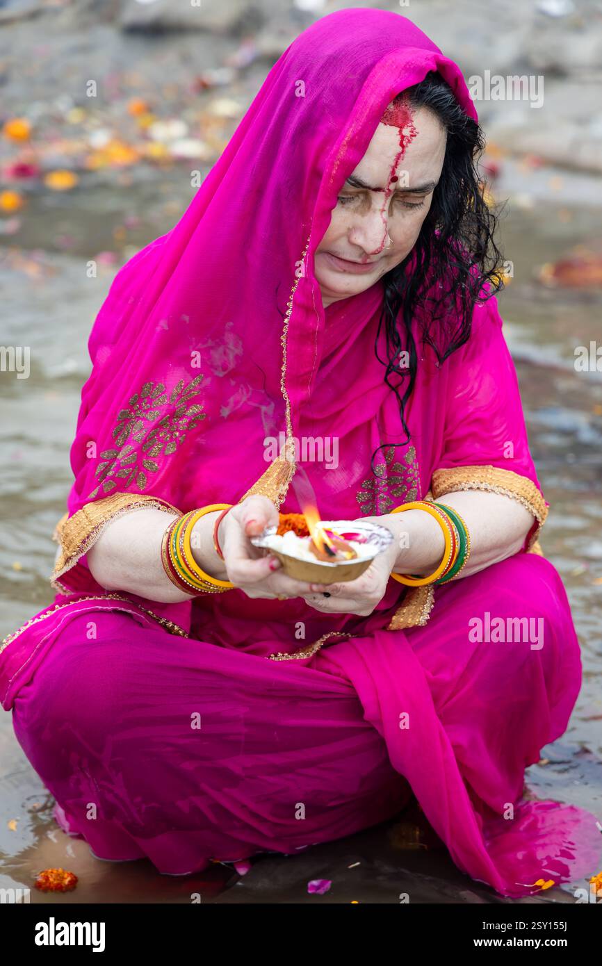 i devoti adorano sacro dopo il bagno sacro a triveni sangam a mahakumbh l'immagine è scattata a maha kumbh mela a prayagraj uttar pradesh india. Foto Stock