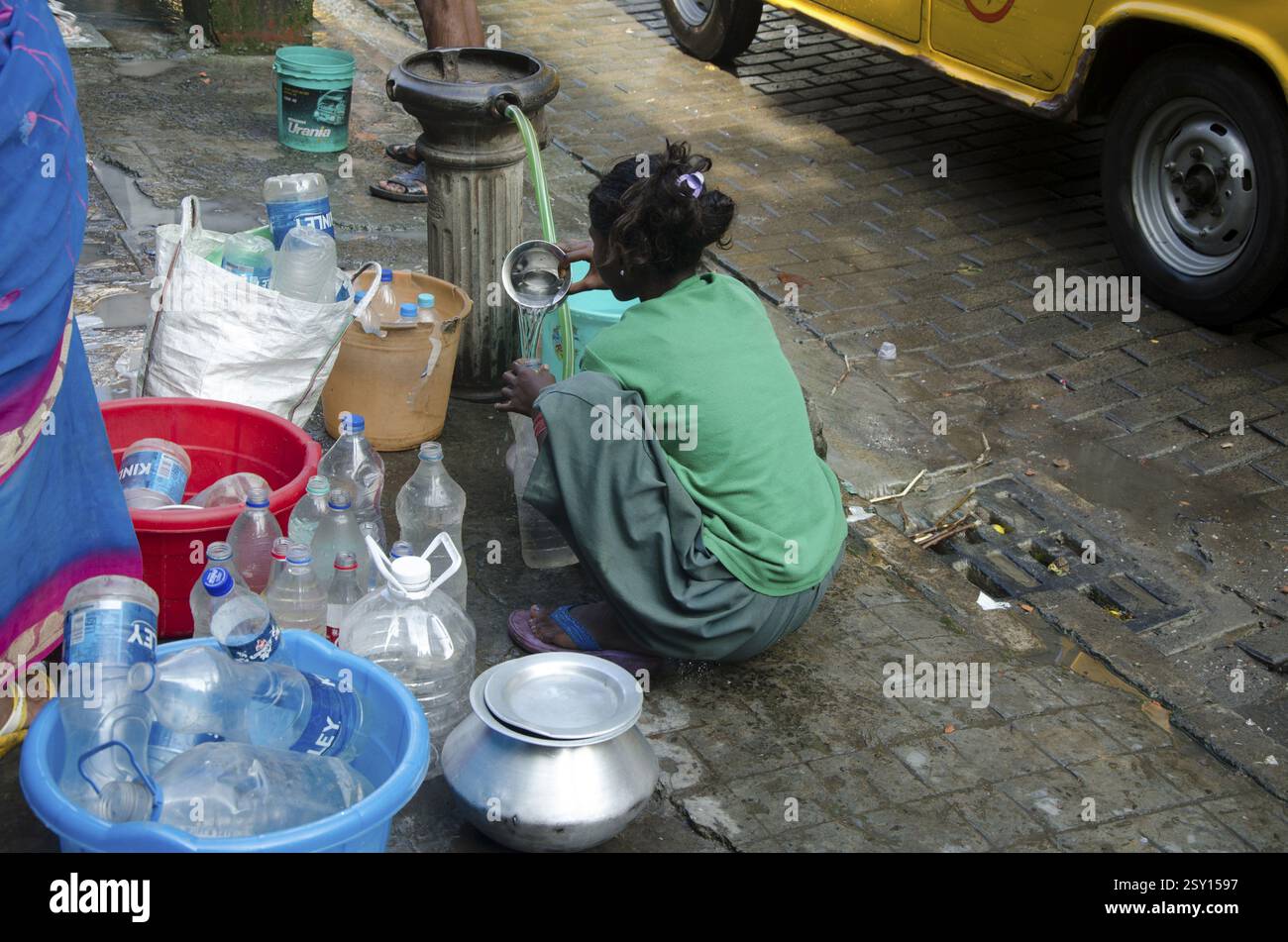 Ragazza che riempie l'acqua in bottiglia Kolkata Bengala Occidentale India Asia Foto Stock