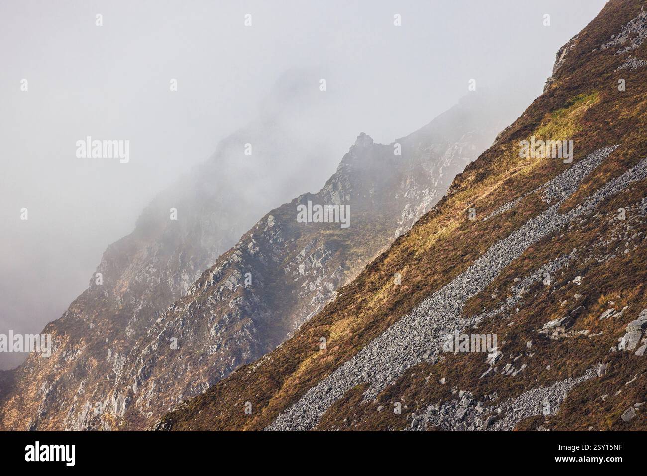 Nebbia e nuvole basse su Slieve League, Co. Donegal, Irlanda Foto Stock