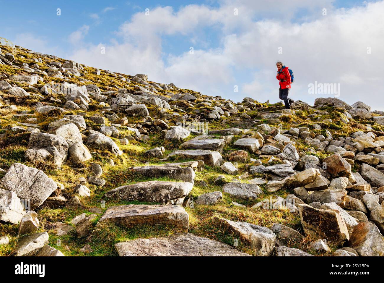 Walker sul sentiero a Slieve League, Co. Donegal, Irlanda Foto Stock