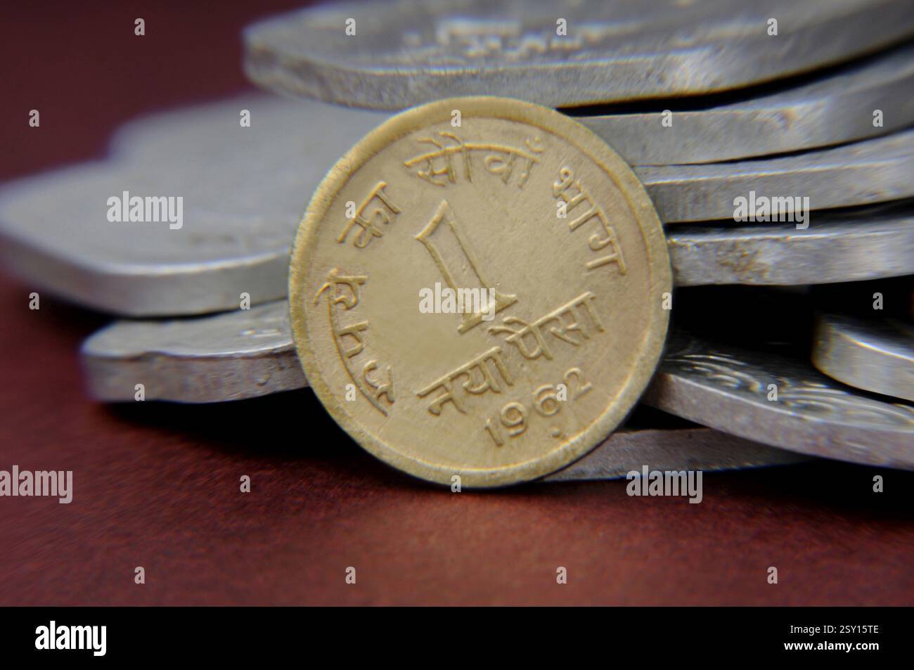 Concetto di vecchie monete indiane Foto Stock