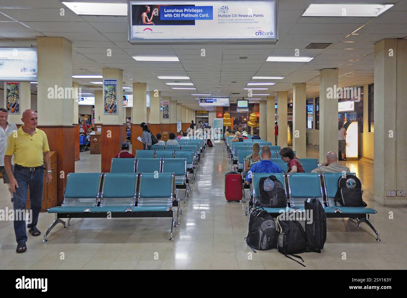 Sala d'attesa con passeggeri, aeroporto, Denpasar, Bali, Indonesia, Asia Foto Stock