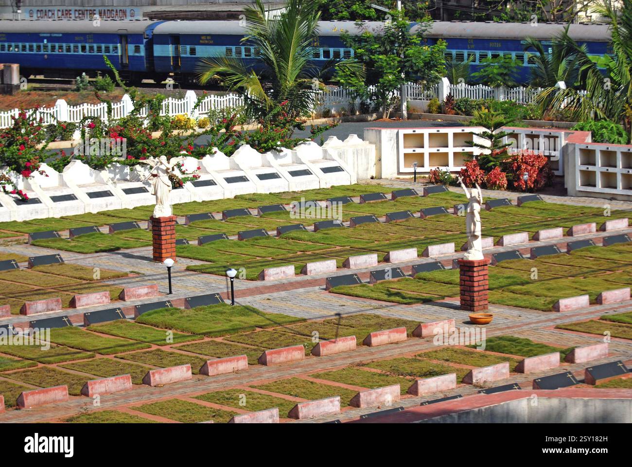 Cimitero vicino al passaggio dei treni, Margaon, Goa, India 5 maggio 2008 Foto Stock