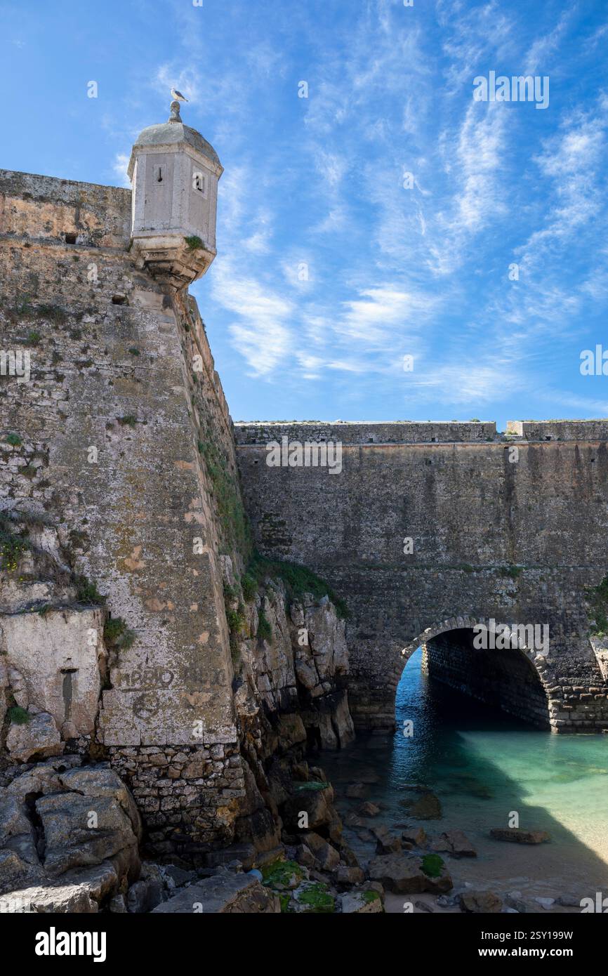 Europa, Portogallo, regione di Oeste, Peniche, Prainha de Sao Pedro (spiaggia di San Pedro) con l'arco attraverso l'antico muro del mare Foto Stock