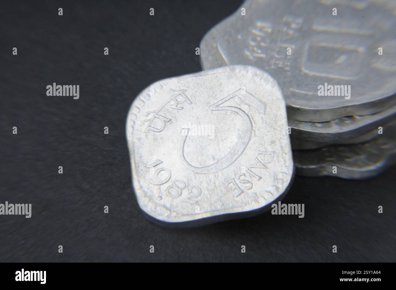 Concetto di vecchie monete indiane Foto Stock