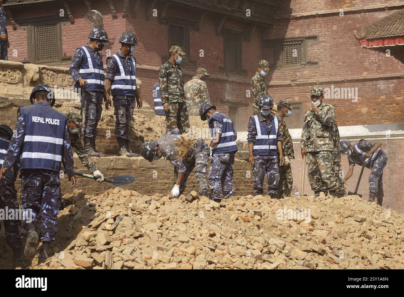 Personale dell'esercito e della polizia che pulisce i detriti, tempio di krishna, nepal, asia Foto Stock