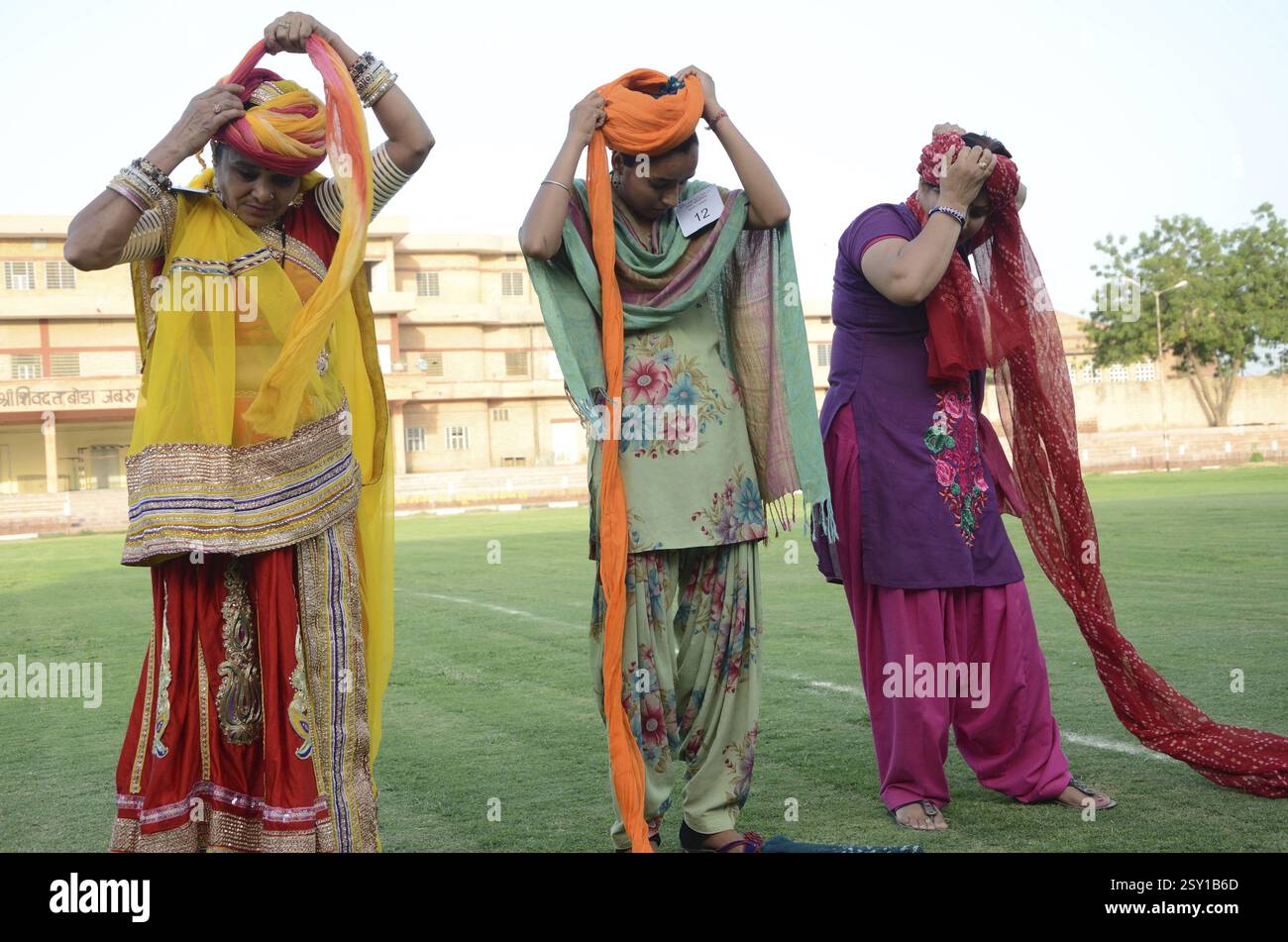 Donne turbante di legatura in concorrenza, marwar festival, Jodhpur, Rajasthan, India, Asia Foto Stock