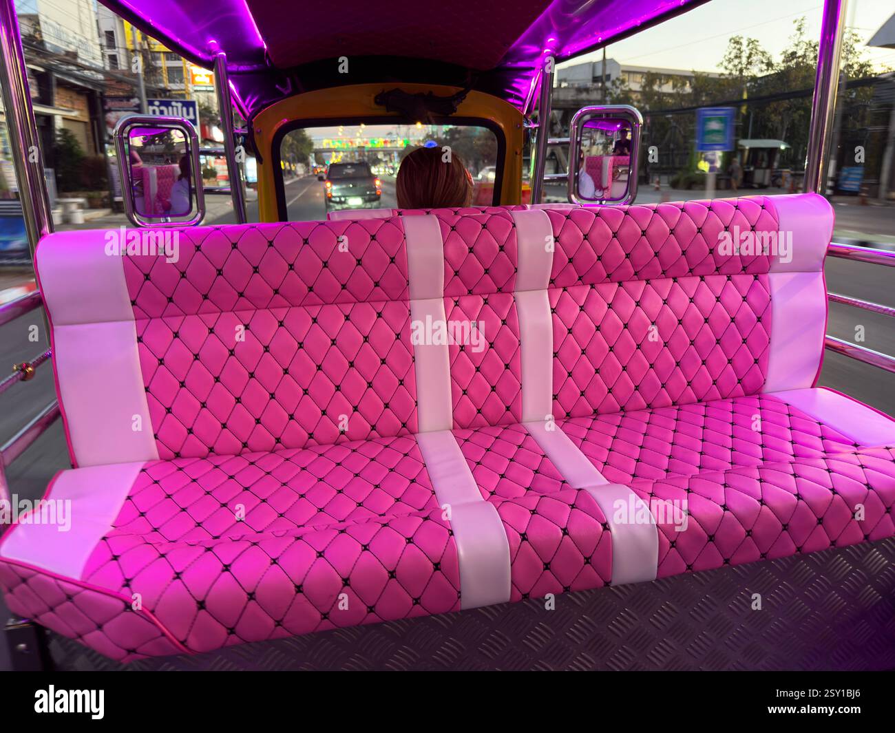 Hua Hin, Thailandia - 1 gennaio 2024, tuk-tuk in Thailandia dal sedile posteriore. Foto Stock