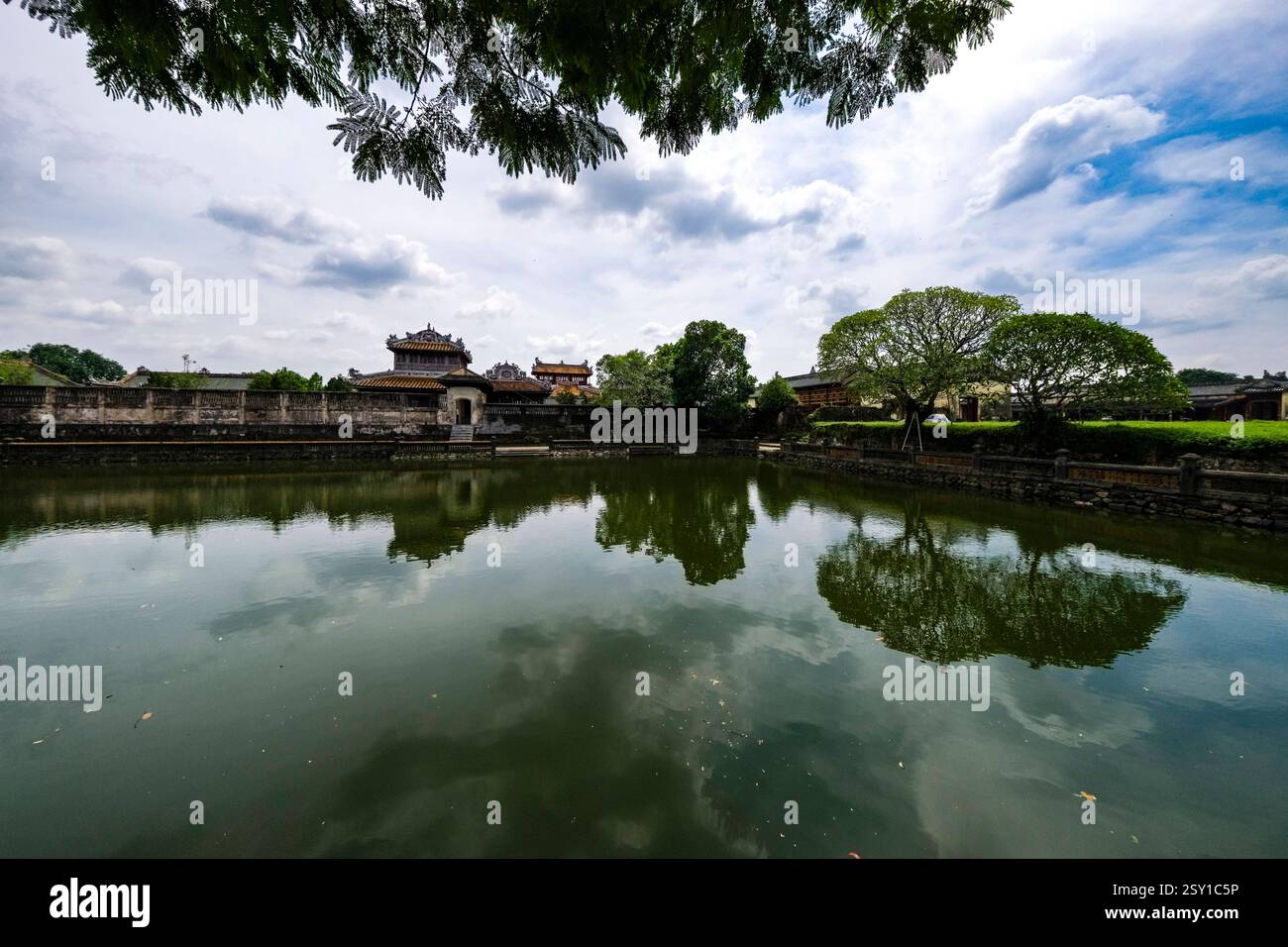 La Biblioteca reale, Thai Binh Lau, fa parte della cittadella di Hue, HoÃ ng ThÃ nh, vista attraverso un canale d'acqua. Hue Thua Thien provincia di Hue Vietnam FB 20 Foto Stock