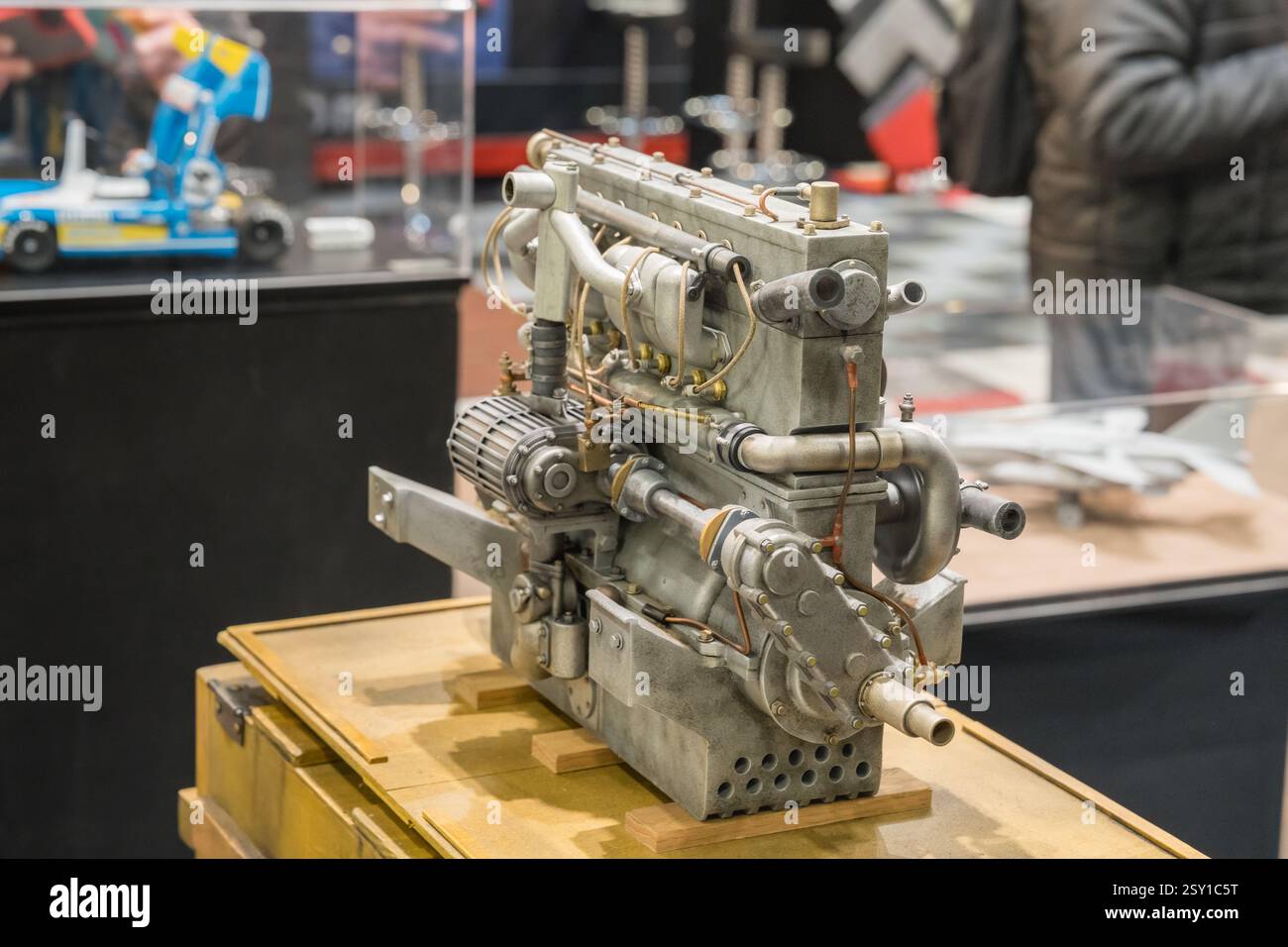 Il complesso modello di un motore d'epoca è stato presentato in occasione di una fiera automobilistica in una città vivace durante la stagione primaverile Foto Stock