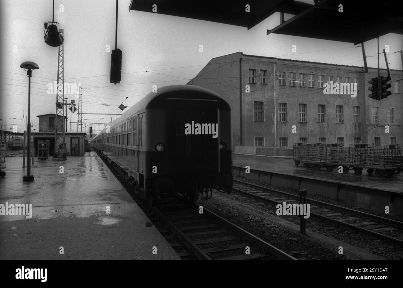 Germania, Berlino, 02.02.1992, stazione centrale (Ostbahnhof), treno al binario, Europa Foto Stock