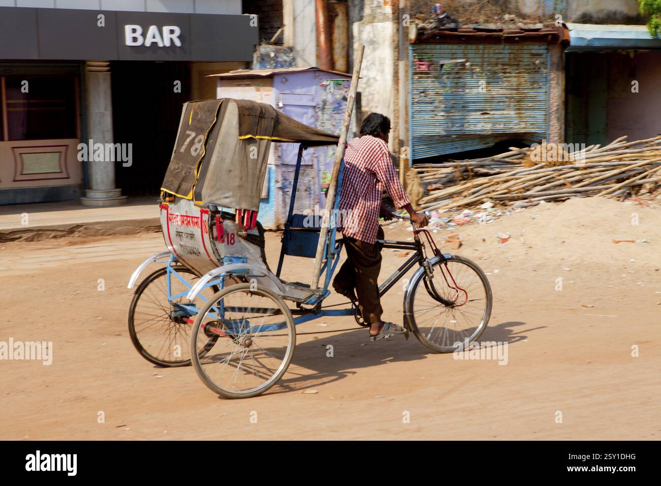 Uomo di equitazione di risciò ciclo, bilaspur, chattisgarh, Uttaranchal, India, Asia Foto Stock