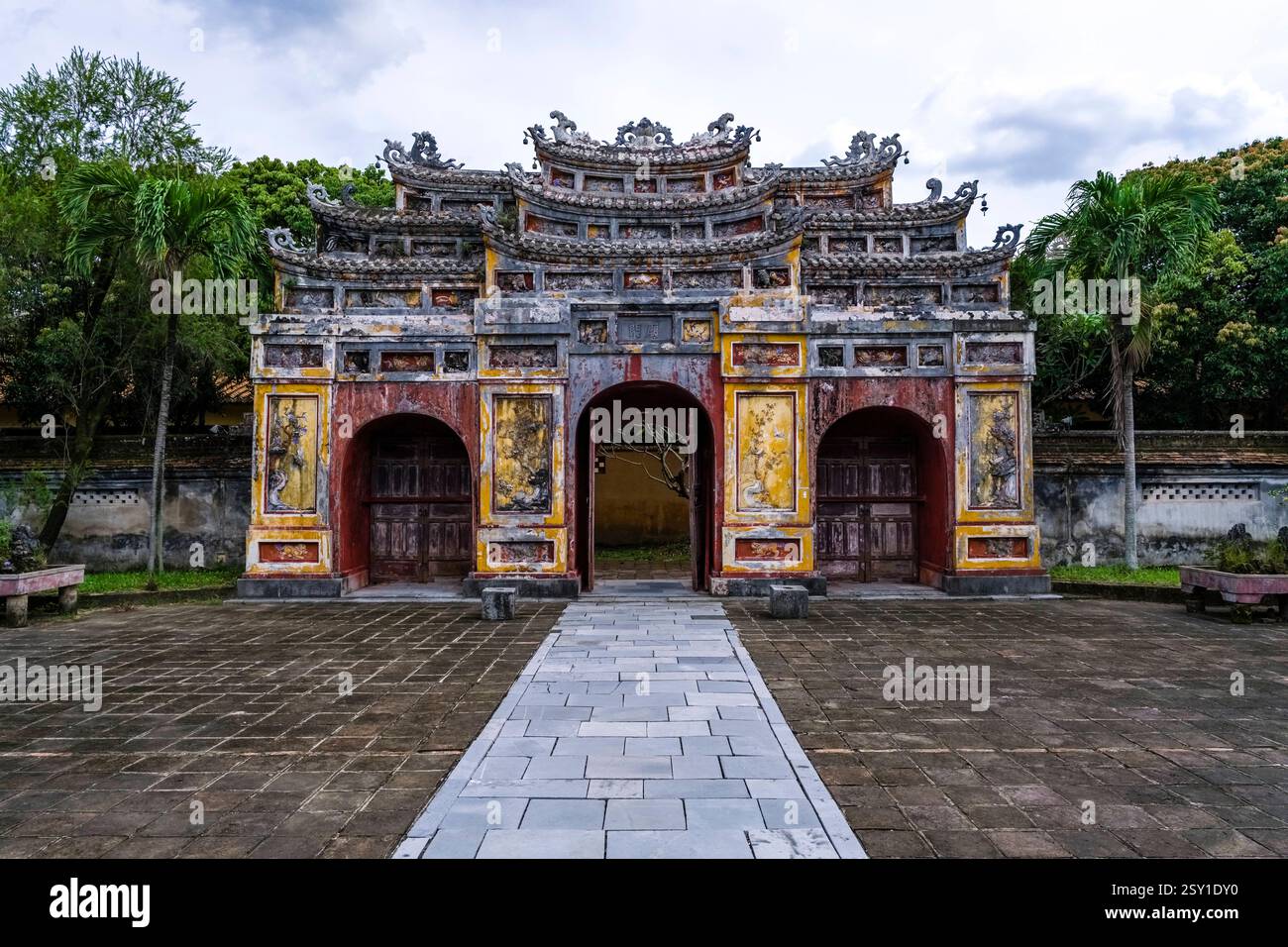 Una delle molte porte ornate della cittadella di Hue, HoÃ ng ThÃ nh. Hue Thua Thien provincia di Hue Vietnam FB 2024 4044 Foto Stock