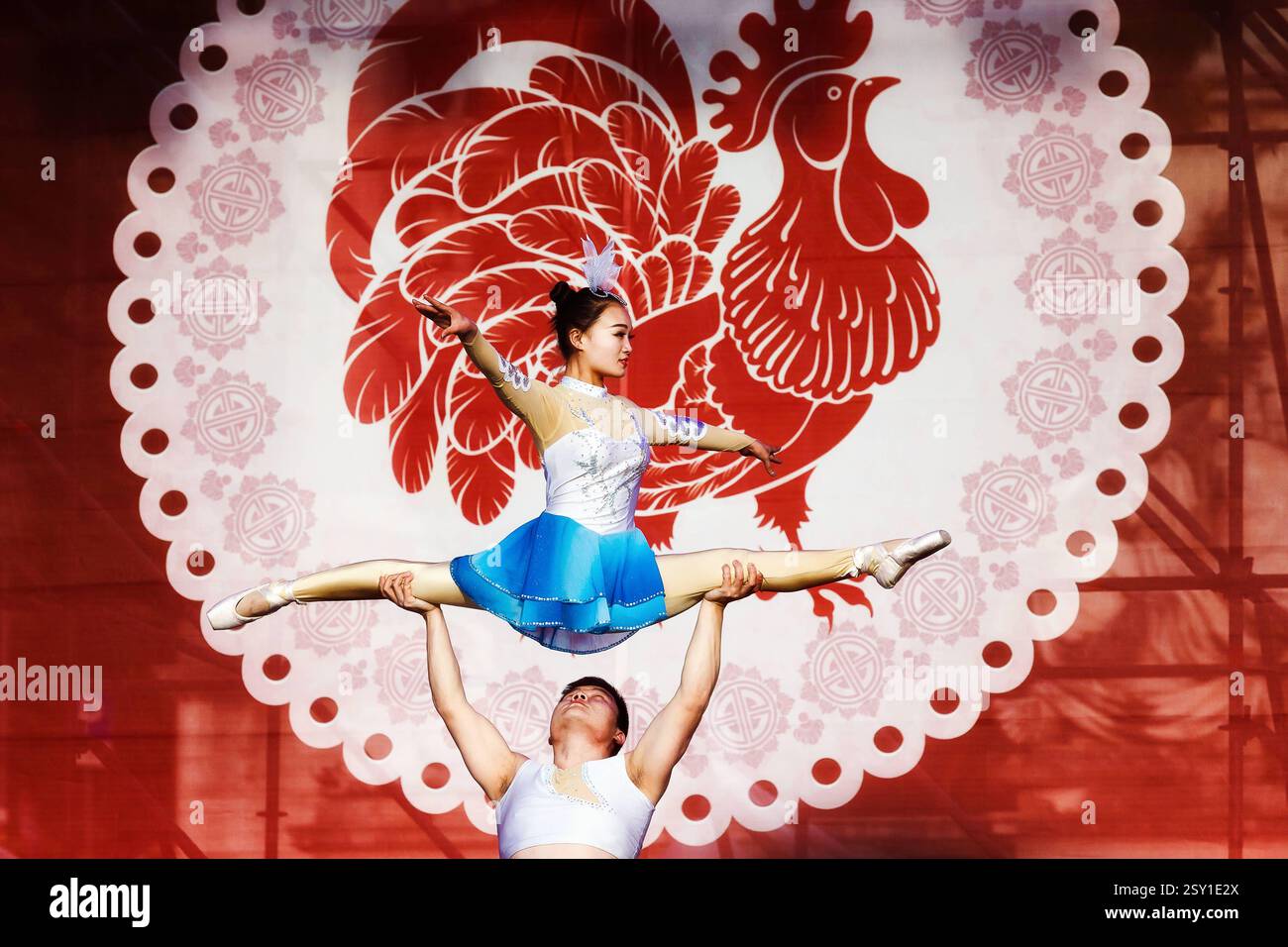 Danza acrobatica cinese Roma, Italia - 28 gennaio 2017: Celebrazione del capodanno cinese a Roma, l'anno del gallo. Danza acrobatica, spettacoli sul palco allestito in Piazza del popolo. Roma RM Italia Copyright: XGennaroxLeonardix Foto Stock
