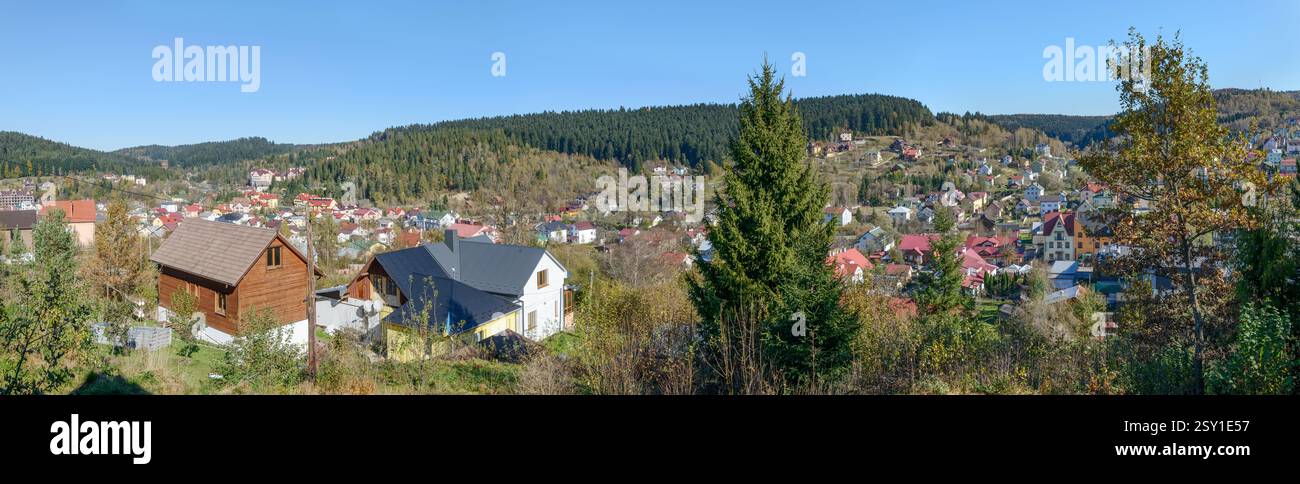 Panorama ad alto angolo dalla chiesa di San Nicola sopra il quartiere Stav verso le colline nord-est, Skhidnytsia, Ucraina occidentale. Foto Stock