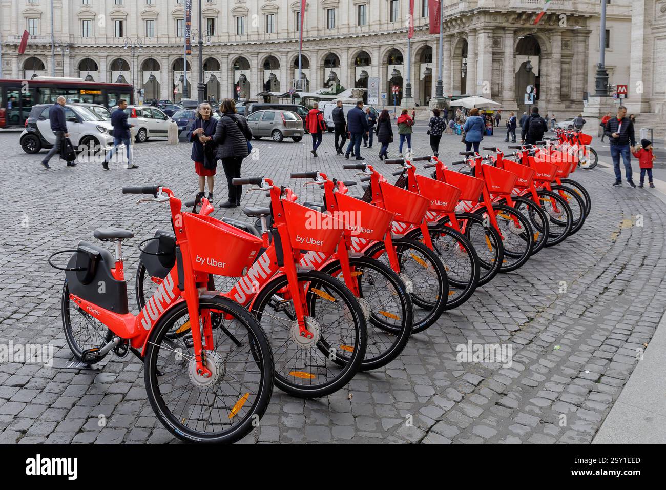 Uber Jump, il bike sharing elettrico Roma, Italia - 5 novembre 2019: Noleggio biciclette elettriche in Piazza della Repubblica. Uber Jump, il servizio di noleggio bici a pedalata assistita per girare la città inizia per la prima volta nella capitale. Roma RM Italia Copyright: XGennaroxLeonardix Foto Stock