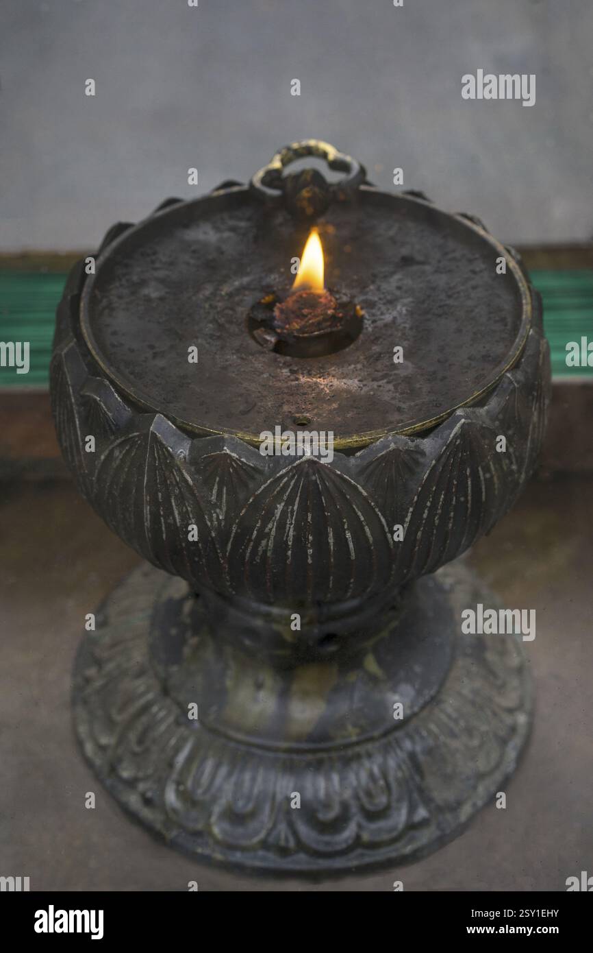 Antiquariato lampada olio tempio kenchoji a Kamakura, Giappone Foto Stock