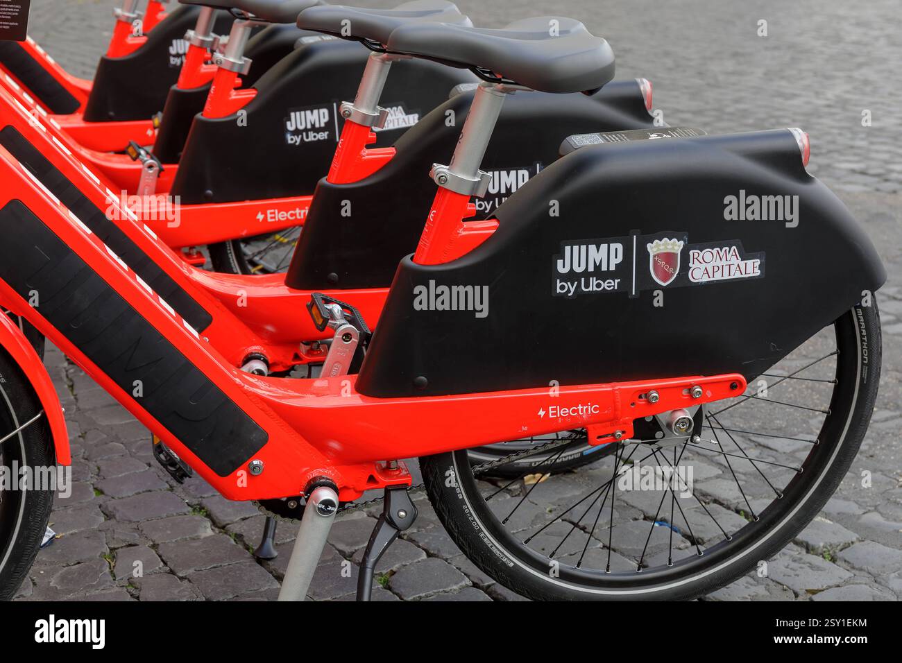 Uber Jump, il bike sharing elettrico Roma, Italia - 5 novembre 2019: Noleggio biciclette elettriche in Piazza della Repubblica. Uber Jump, il servizio di noleggio bici a pedalata assistita per girare la città inizia per la prima volta nella capitale. Roma RM Italia Copyright: XGennaroxLeonardix Foto Stock