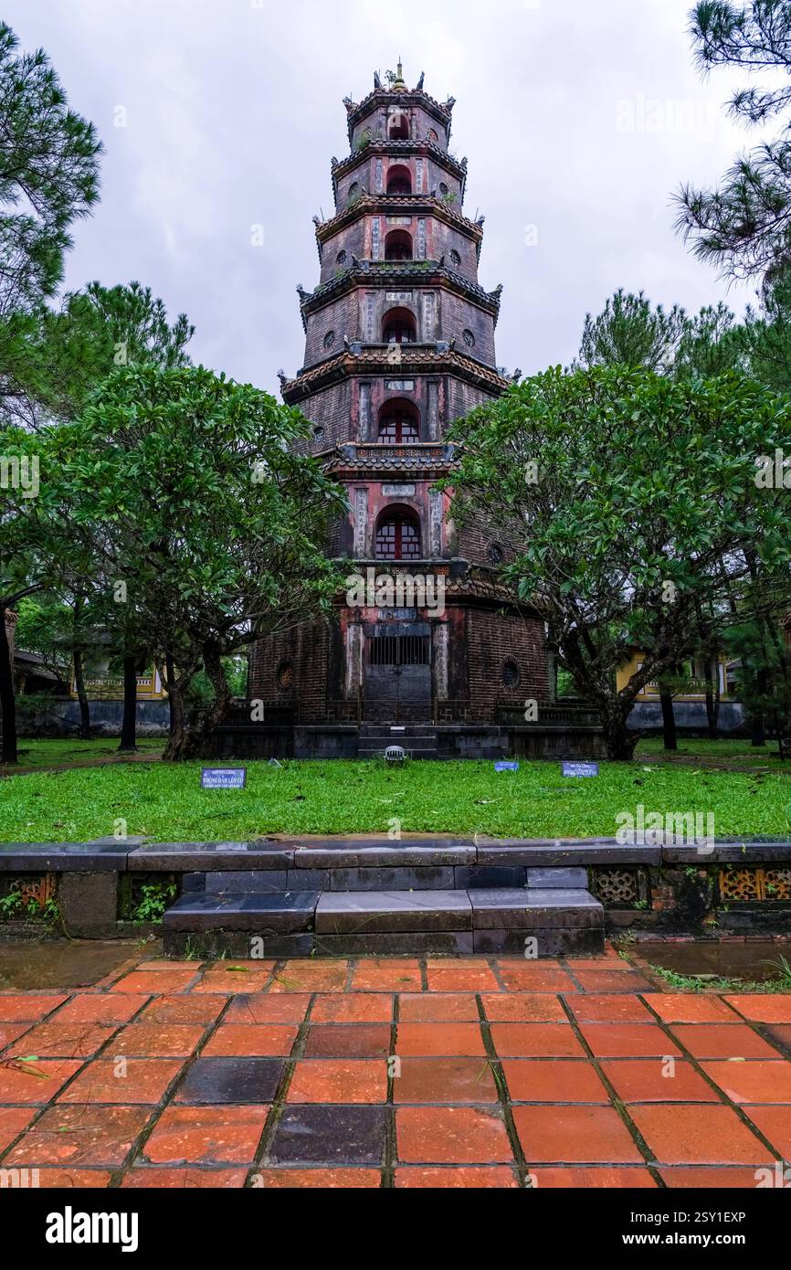 L'edificio della pagoda di sette piani Phuoc Duyen, Thap PhÆác DuyÃªn, all'interno del complesso del Tempio della Signora Celeste, ChÃ¹a ThiÃªn Má. Hue Thua Thie Foto Stock