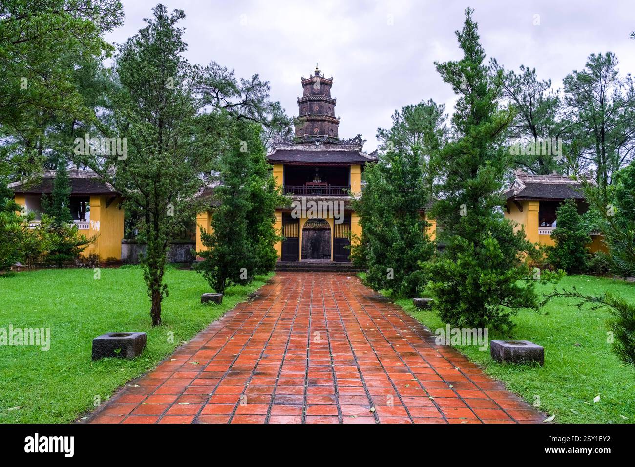 L'edificio della pagoda di sette piani Phuoc Duyen, Thap PhÆác DuyÃªn, all'interno del complesso del Tempio della Signora Celeste, ChÃ¹a ThiÃªn Má. Hue Thua Thie Foto Stock