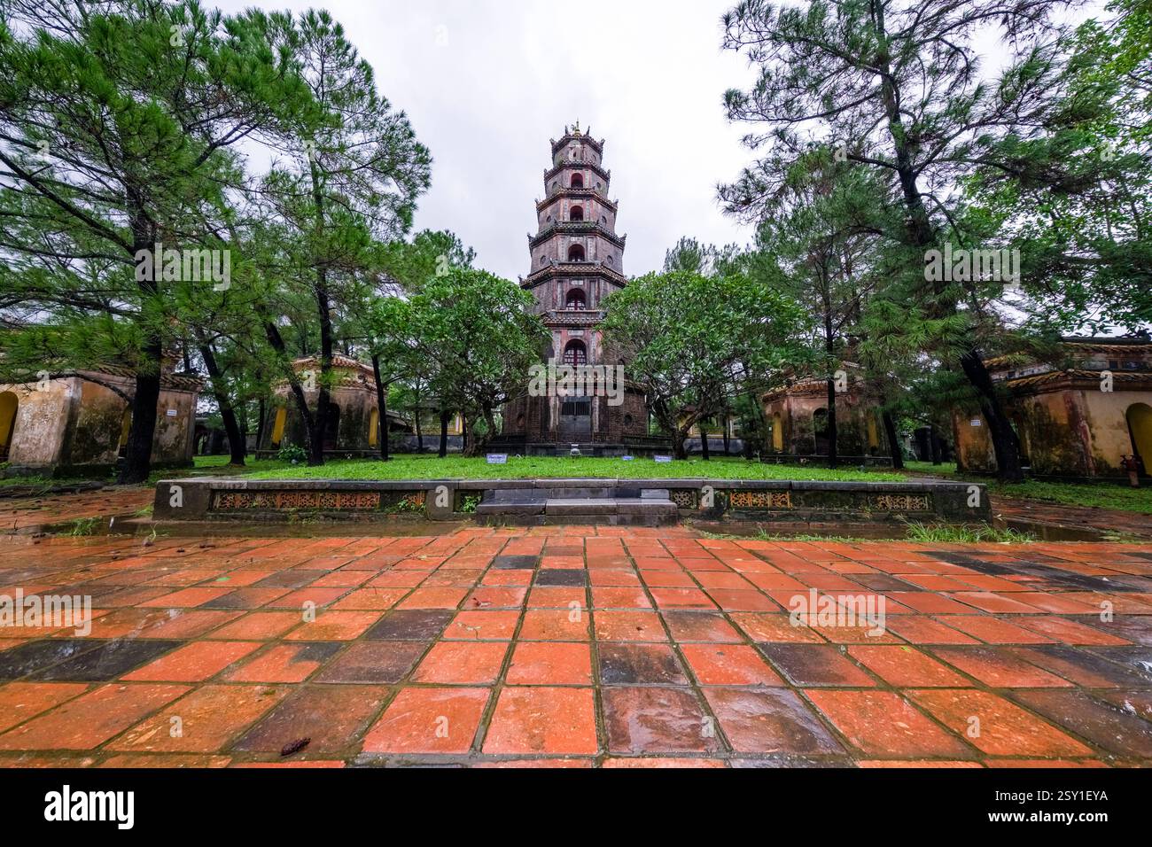 L'edificio della pagoda di sette piani Phuoc Duyen, Thap PhÆác DuyÃªn, all'interno del complesso del Tempio della Signora Celeste, ChÃ¹a ThiÃªn Má. Hue Thua Thie Foto Stock