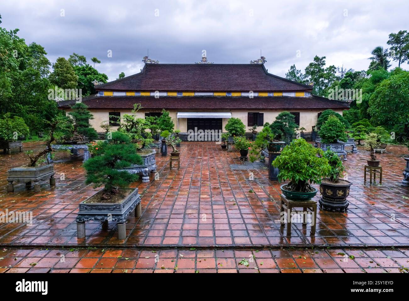 L'edificio del Chinh dien, Chinh Äián, all'interno del complesso del Tempio della Signora Celeste, ChÃ¹a ThiÃªn Má. Hue Thua Thien provincia di Hue Vietnam FB 2 Foto Stock
