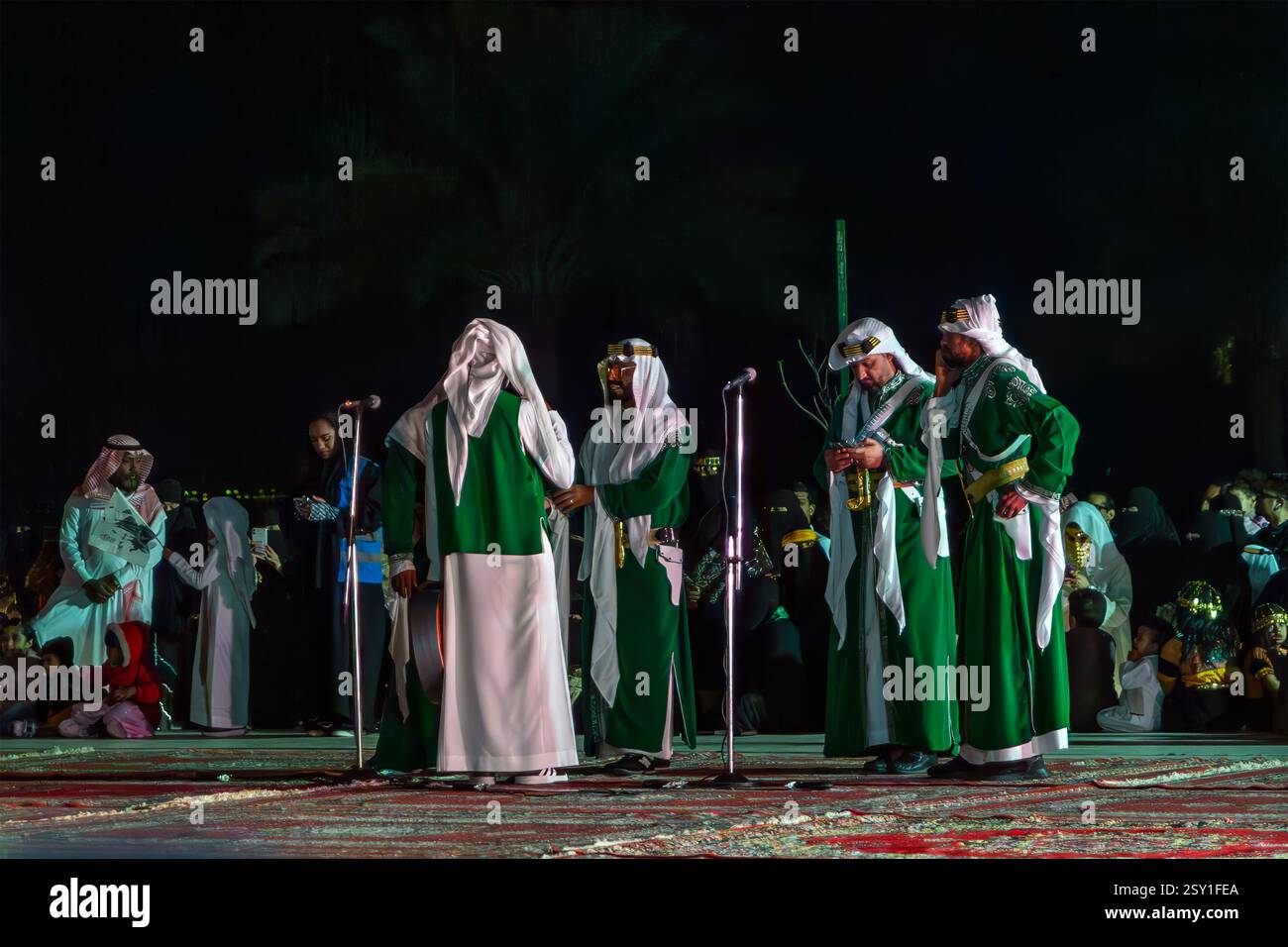 Khobar, Arabia Saudita - 22 febbraio 2025: Uomini sauditi che ballano e cantano all'al Khobar Corniche durante un festival culturale e culturale che si tiene a Celebrat Foto Stock
