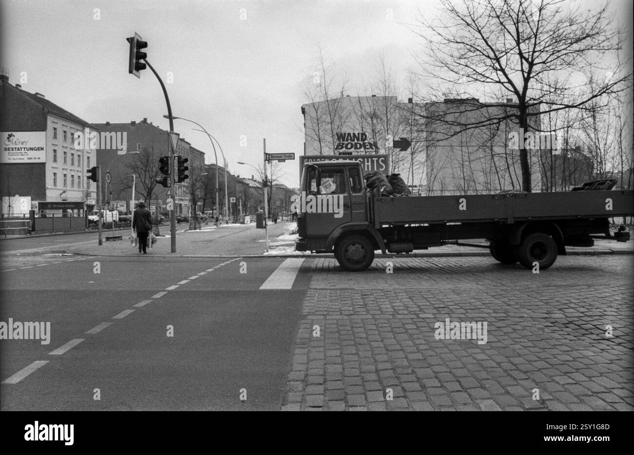 Germania, Berlino, 16.02.1992, Bernauer Strasse / Brunnenstrasse, camion, carbone trasporto, Europa Foto Stock