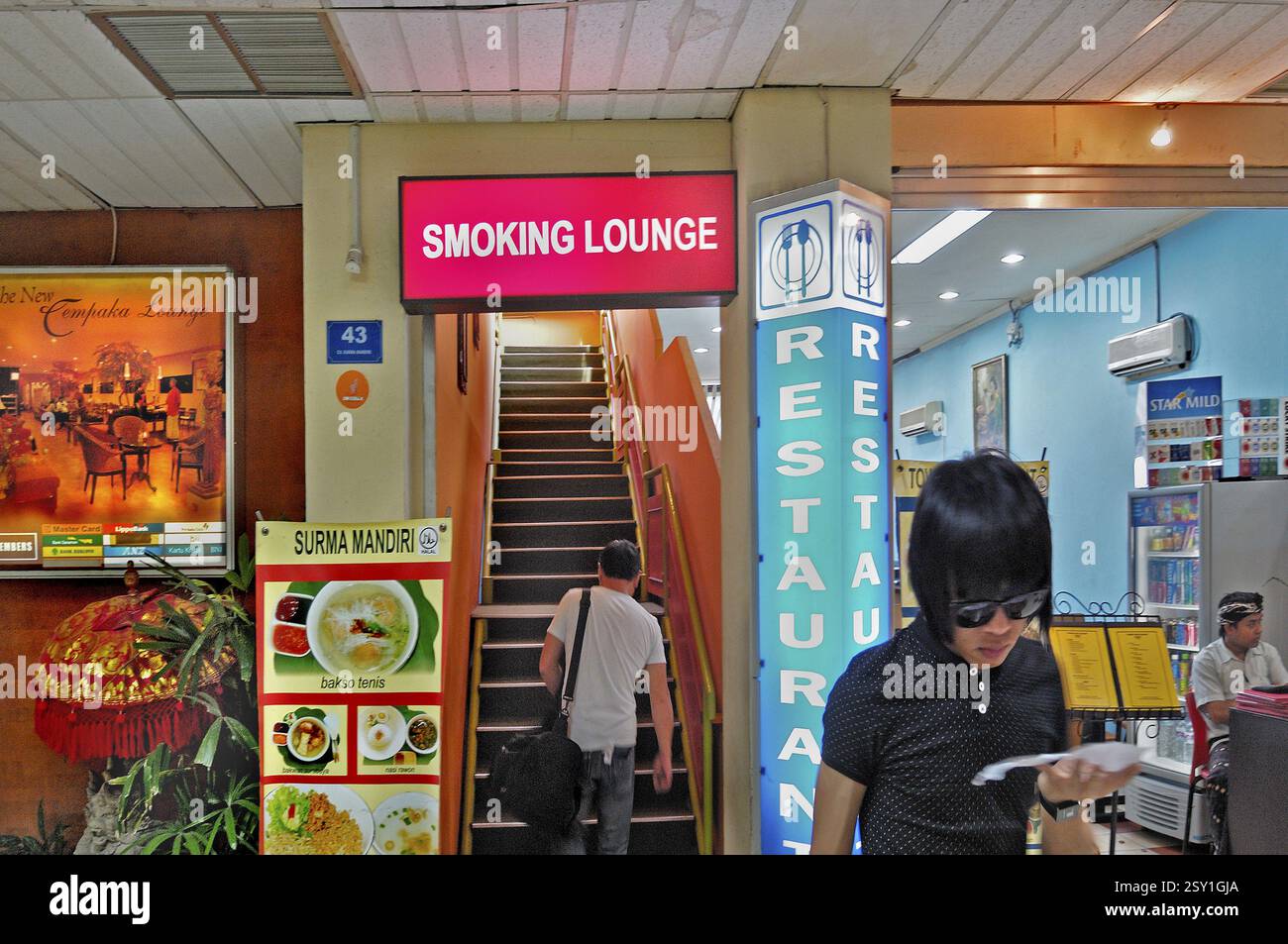 Ingresso alla sala fumatori, aeroporto, Denpasar, Bali, Indonesia, Asia Foto Stock
