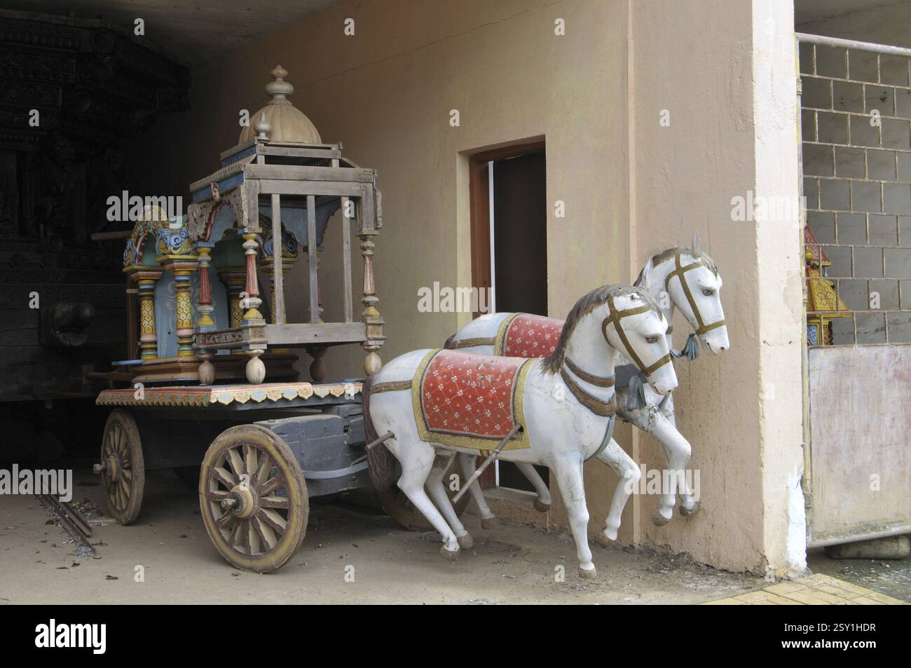 Woooden Horses Chariot Mangeshi Temple Complex a Mangeshi a Goa India Foto Stock