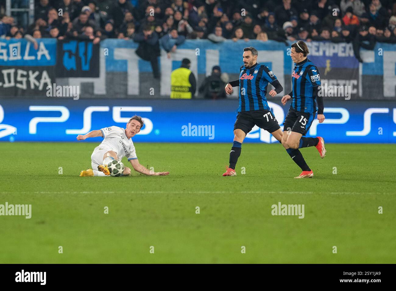 Tackle di Casper Nielsen del Club Brugge VK durante la fase eliminatoria di UEFA Champions League 2024/2025 2° partita di calcio principale tra Atalanta Foto Stock
