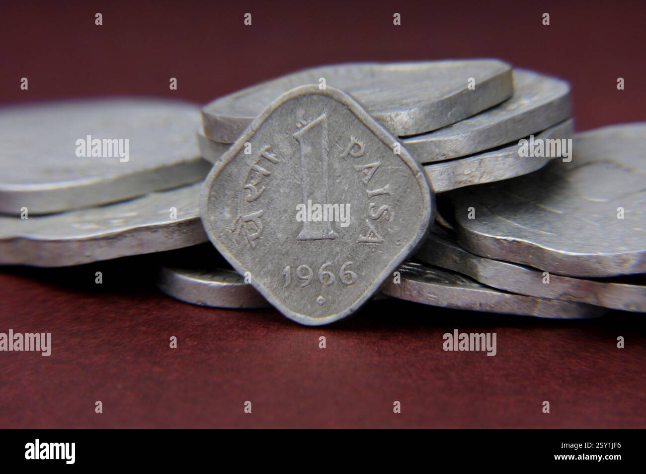 Concetto di vecchie monete indiane Foto Stock