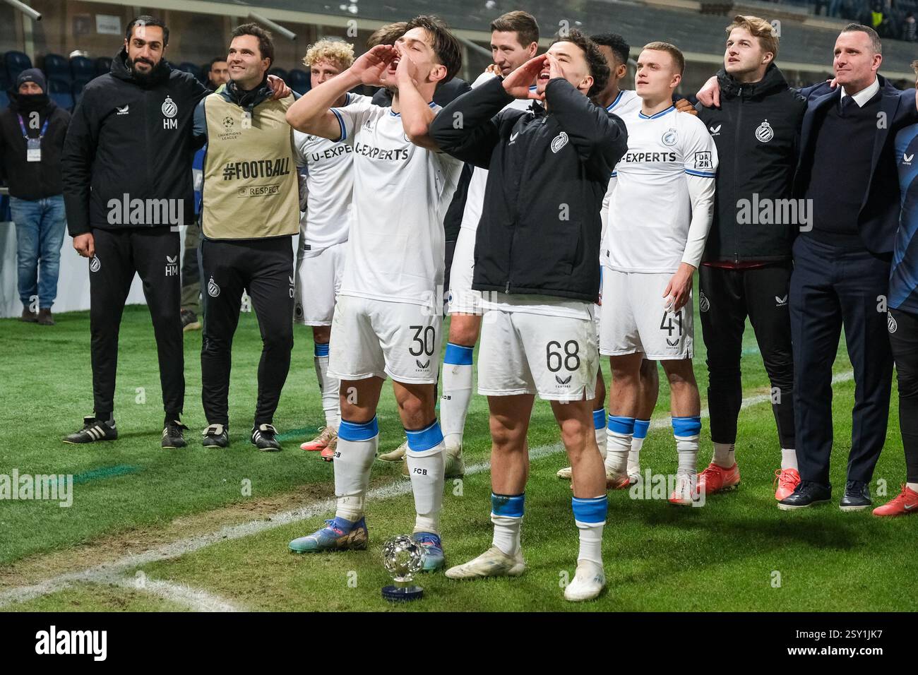 Il Club Brugge VK Team celebra la vittoria della partita durante la fase di eliminazione diretta della UEFA Champions League 2024/2025 2° partita di calcio principale BE Foto Stock