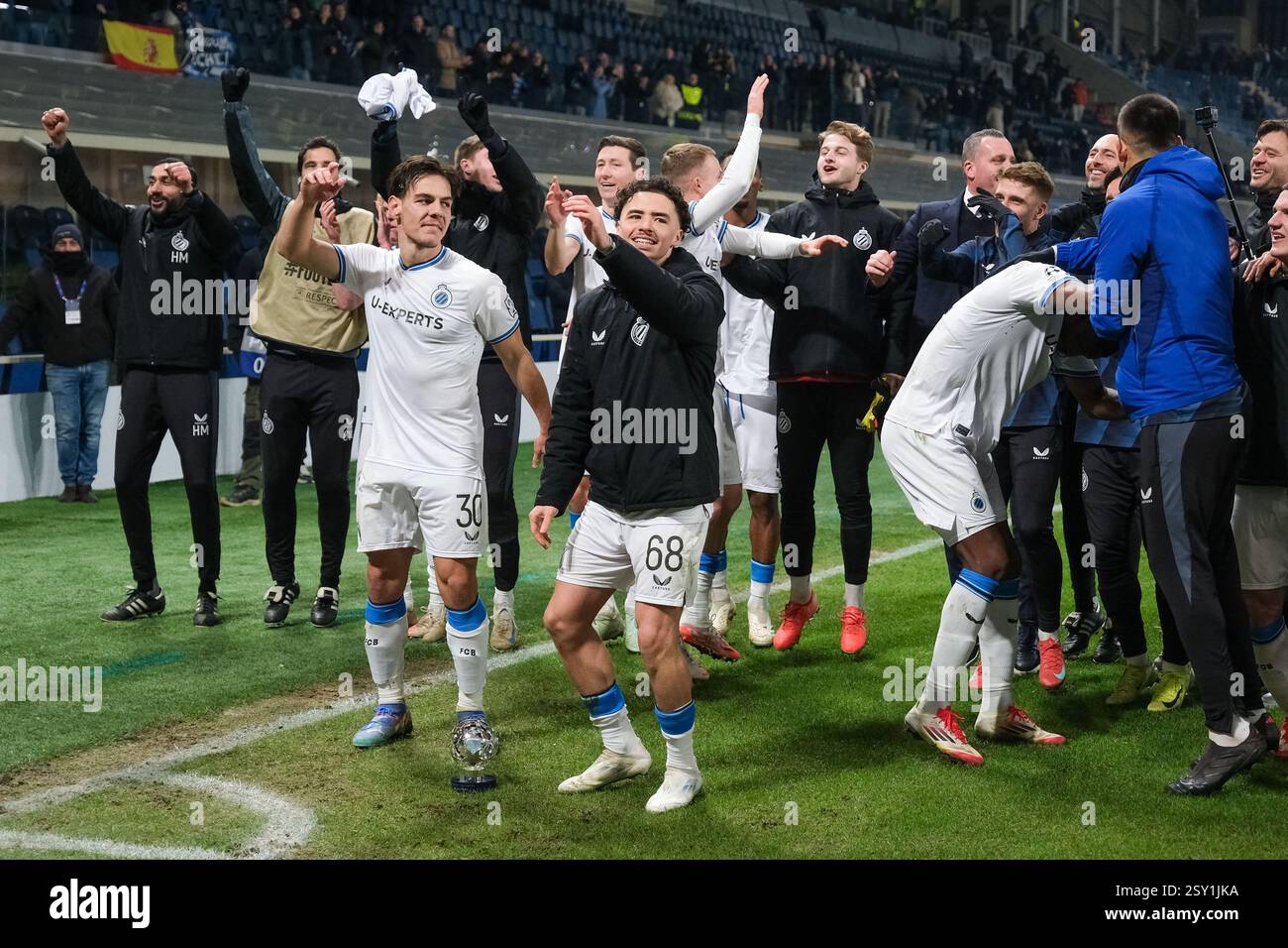 Il Club Brugge VK Team celebra la vittoria della partita durante la fase di eliminazione diretta della UEFA Champions League 2024/2025 2° partita di calcio principale BE Foto Stock